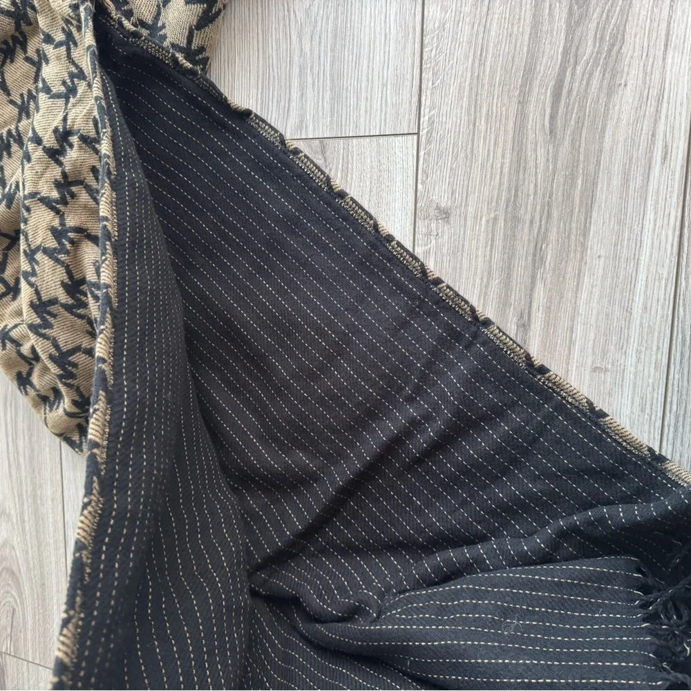 Michael Kors Shawl Signature MK Logo Jacquard Cape Wrap - Picture 5 of 5